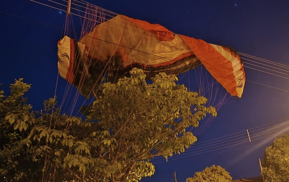 Paramotor atinge rede elétrica durante tentativa de pouso no interior de SP