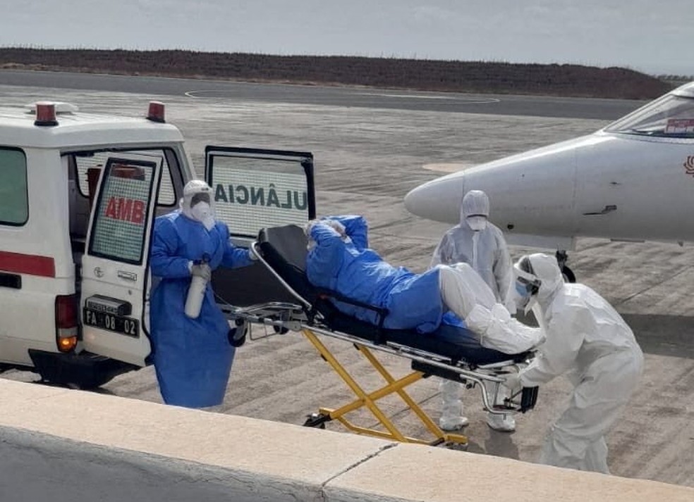 Passageiro de cruzeiro com suspeita de hantavírus é colocado em ambulância ao ser retirado do navio em Cabo Verde, em 6 de maio de 2026. — Foto: Tedros Adhanom/ OMS via Reuters