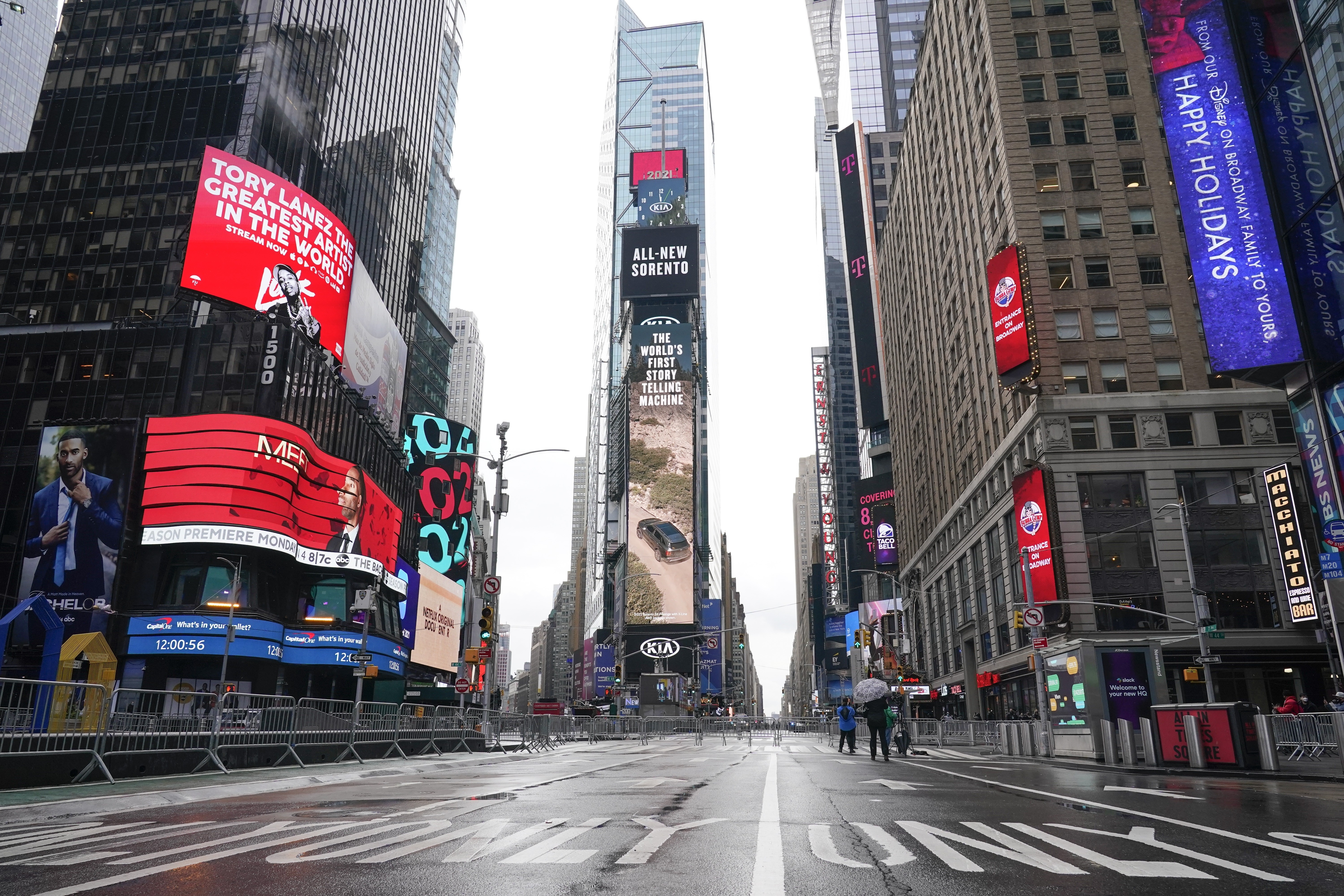 Mulher esfaqueia duas pessoas e é baleada pela polícia na Times Square, em Nova York