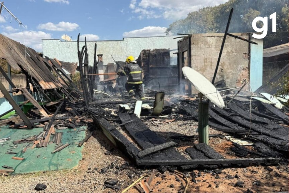 A casa ficou completamente destruída — Foto: Reprodução