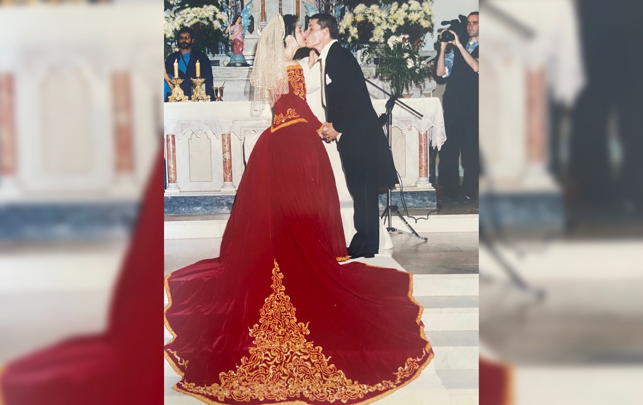 Noiva que se casou de vermelho em 1997 e virou matéria na TV Globo hoje trabalha com casamentos e relembra ousadia: 'Realização de um sonho'