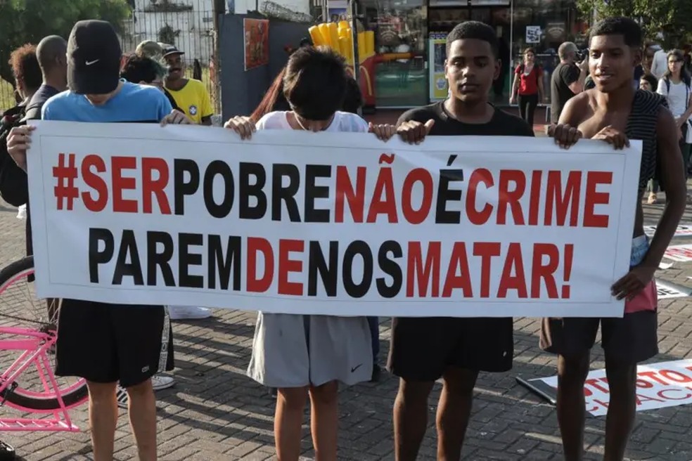 Protesto após a ação policial matar 14 pessoas no Guarujá em 2014 — Foto: Getty Images/BBC News