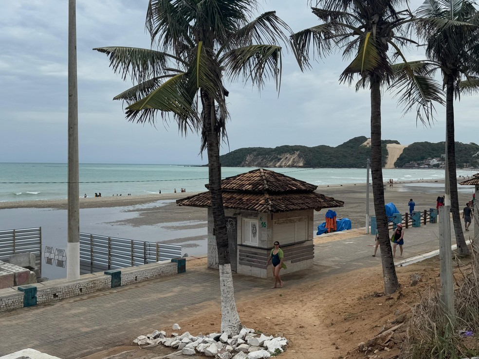 Chuva alaga trecho em obras da engorda de Ponta Negra — Foto: Sérgio Henrique Santos/Inter TV Cabugi