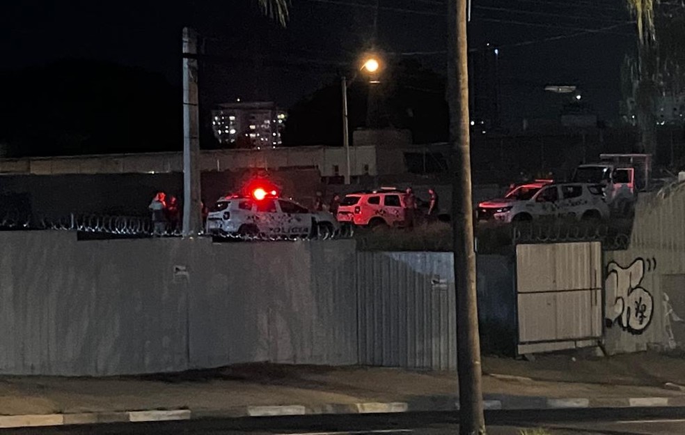 Ocorrência de furto de cimento em canteiro de obras mobilizou PM na Av. Brasil, em Campinas (SP), na noite desta quarta (22) — Foto: Pedro Torres/EPTV