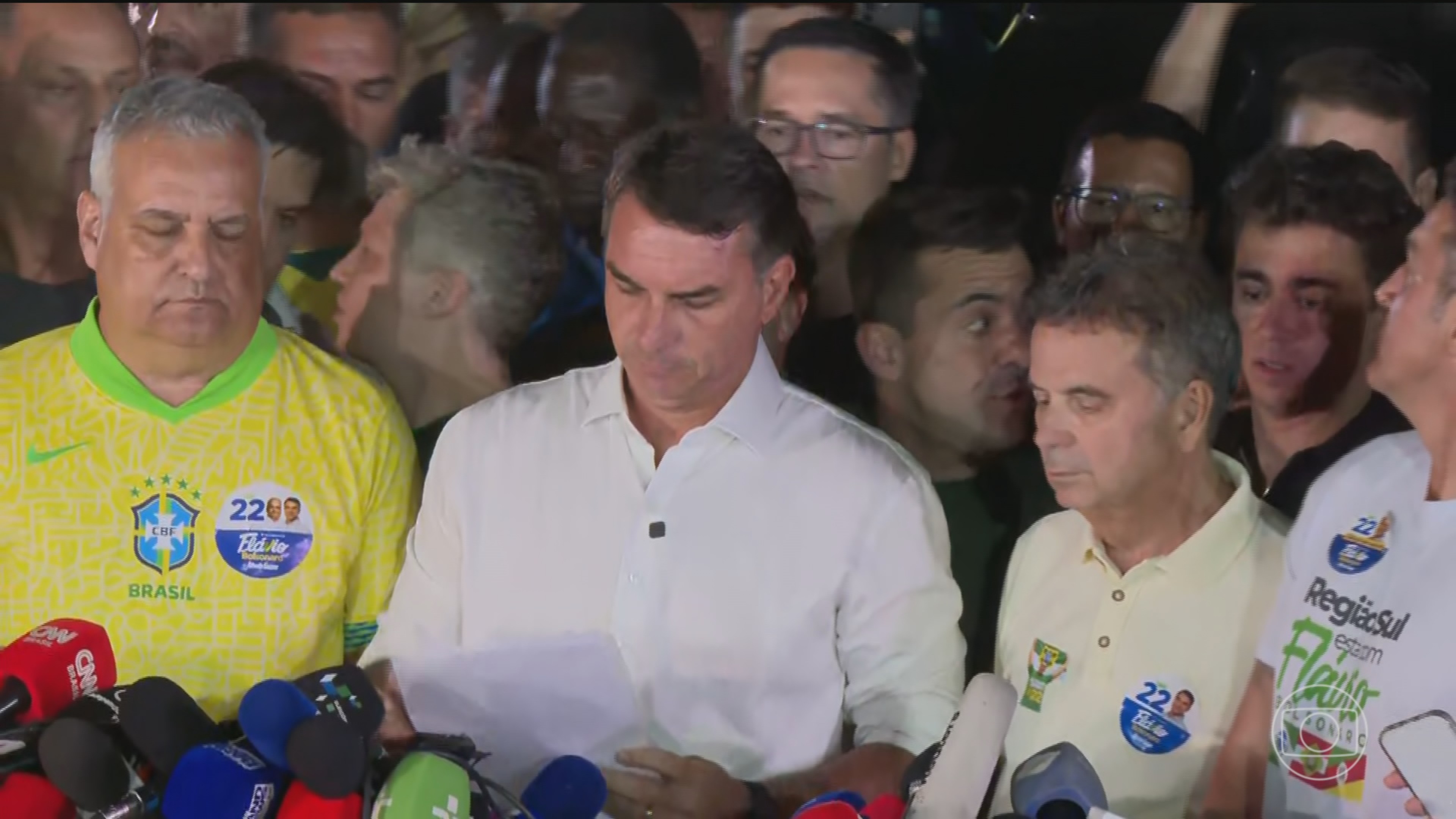 Nos EUA, Flávio Bolsonaro publica carta em tom golpista e chega a se autoproclamar presidente eleito do Brasil