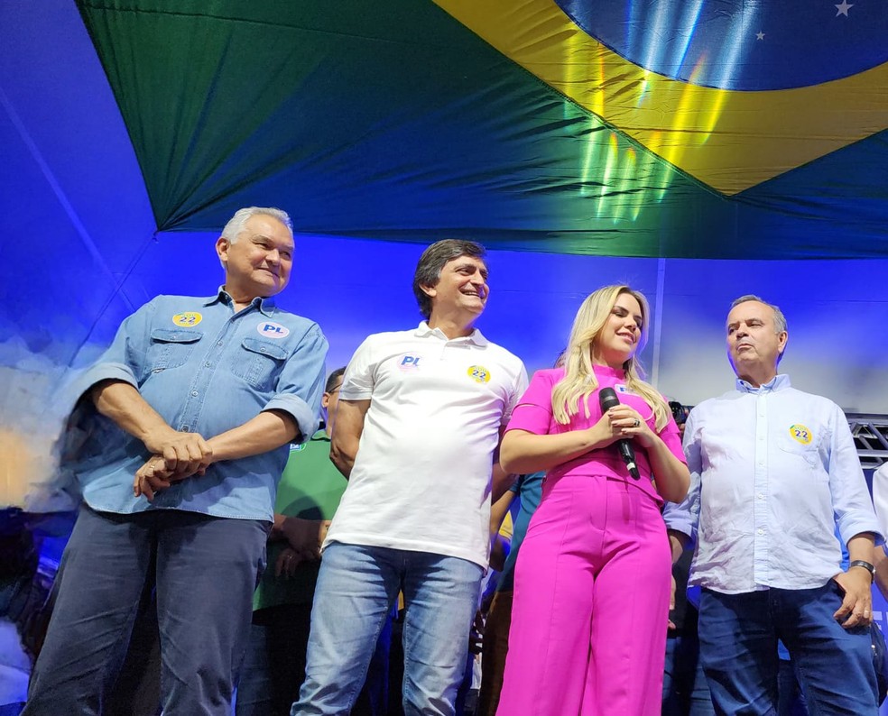 Genivan Vale (de camisa branca) é o candidato do PL à Prefeitura de Mossoró — Foto: Stênio Dantas/Divulgação