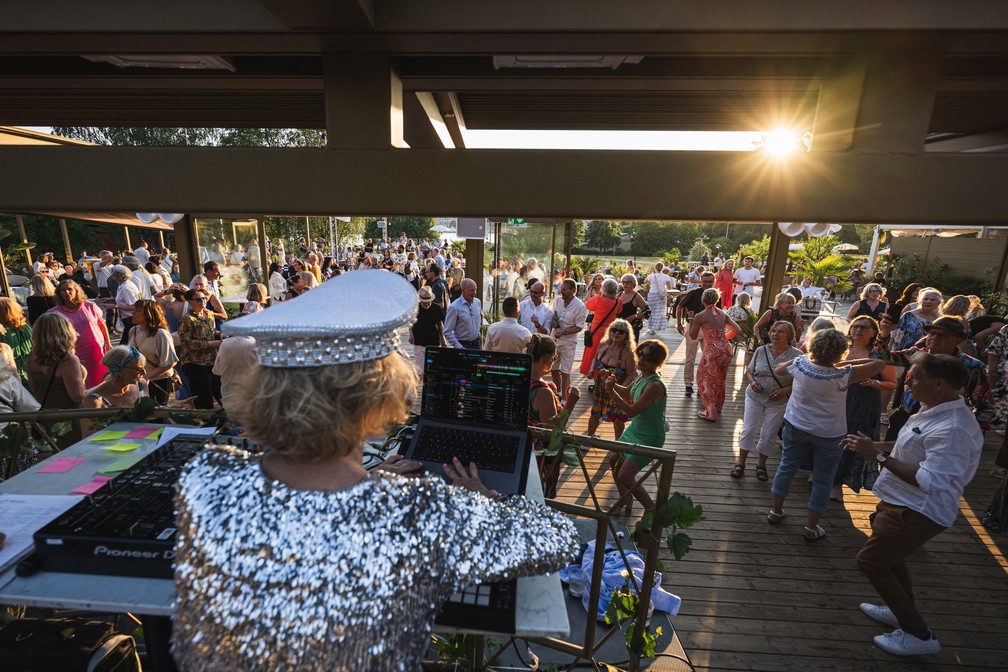 Madelein Mansson, conhecida como “DJ Gloria”, se apresenta em um bar na Suécia — Foto: Jonathan NACKSTRAND / AFP