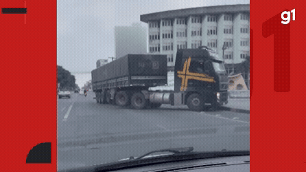 VÍDEO: carreta invade a contramão e sobe em calçada para fazer retorno na Bahia