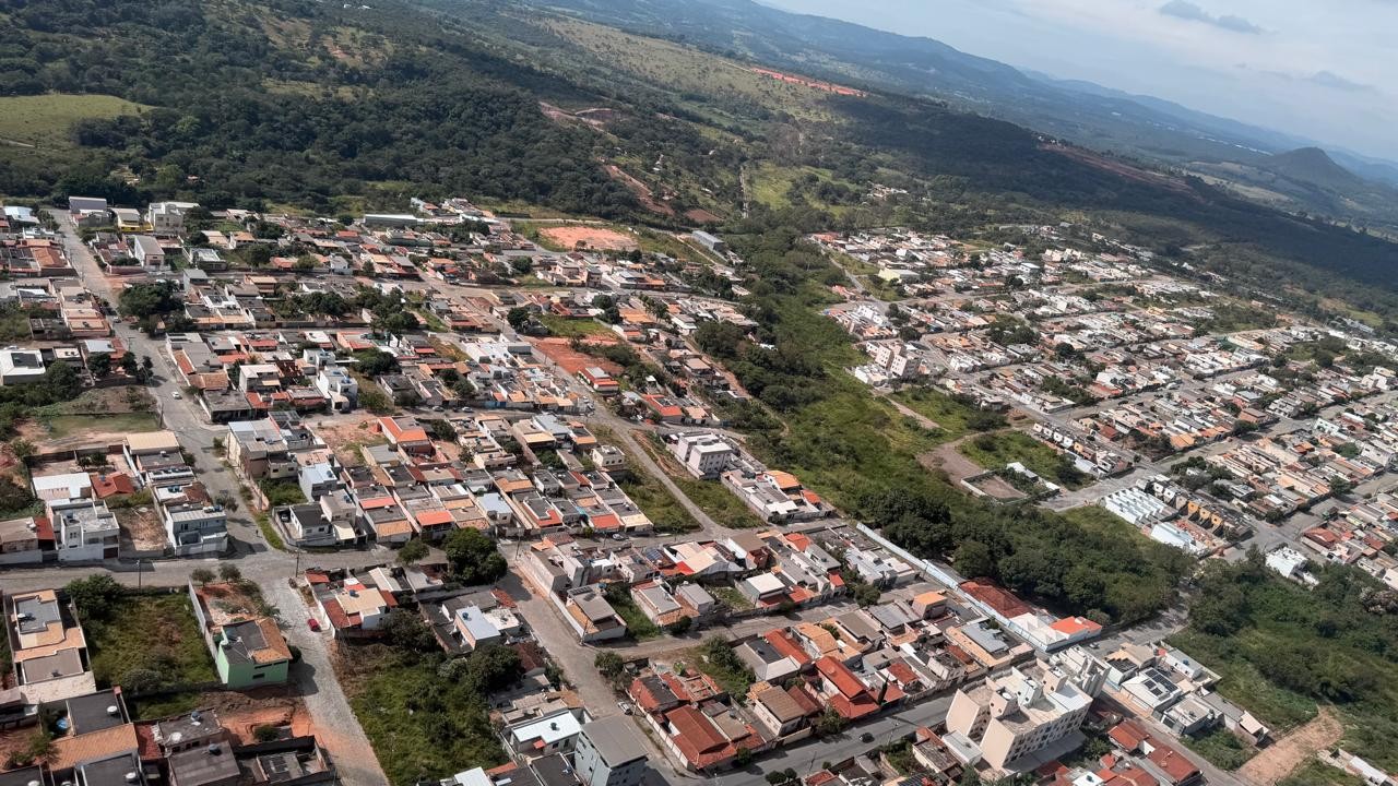 Bar is closed due to lack of license, permit and report of disturbing the peace in Divinópolis