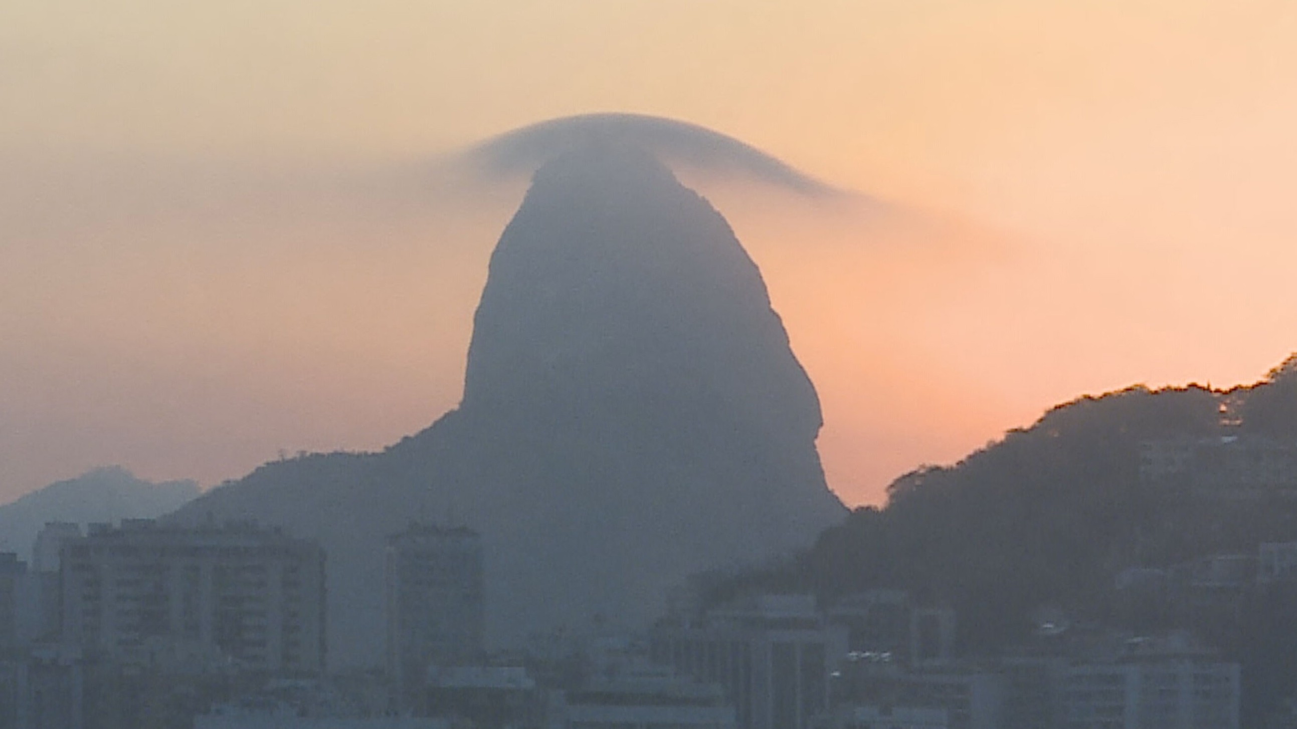 Pão de Açúcar ‘de chapéu’? ‘Coberto de chantili’? Entenda fenômeno que se formou sobre cartão-postal do Rio