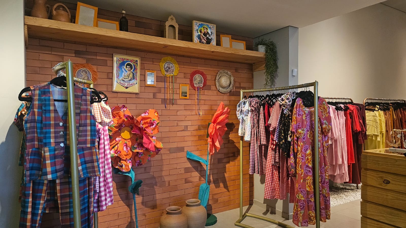 São João: trajes fogem do tradicional e roupas customizadas com estampas juninas estão em alta