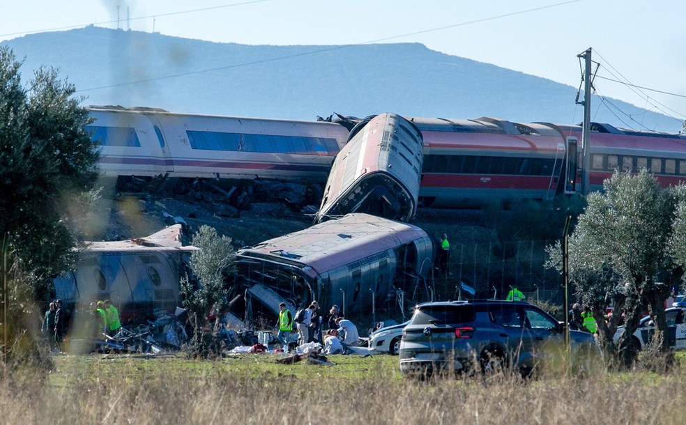 Equipes resgatam vítimas de colisão entre trens de alta velocidade em Urda, na Espanha, no dia 28 de outubro de 2026 — Foto: Juanma Jiménez/Europa Press/AP