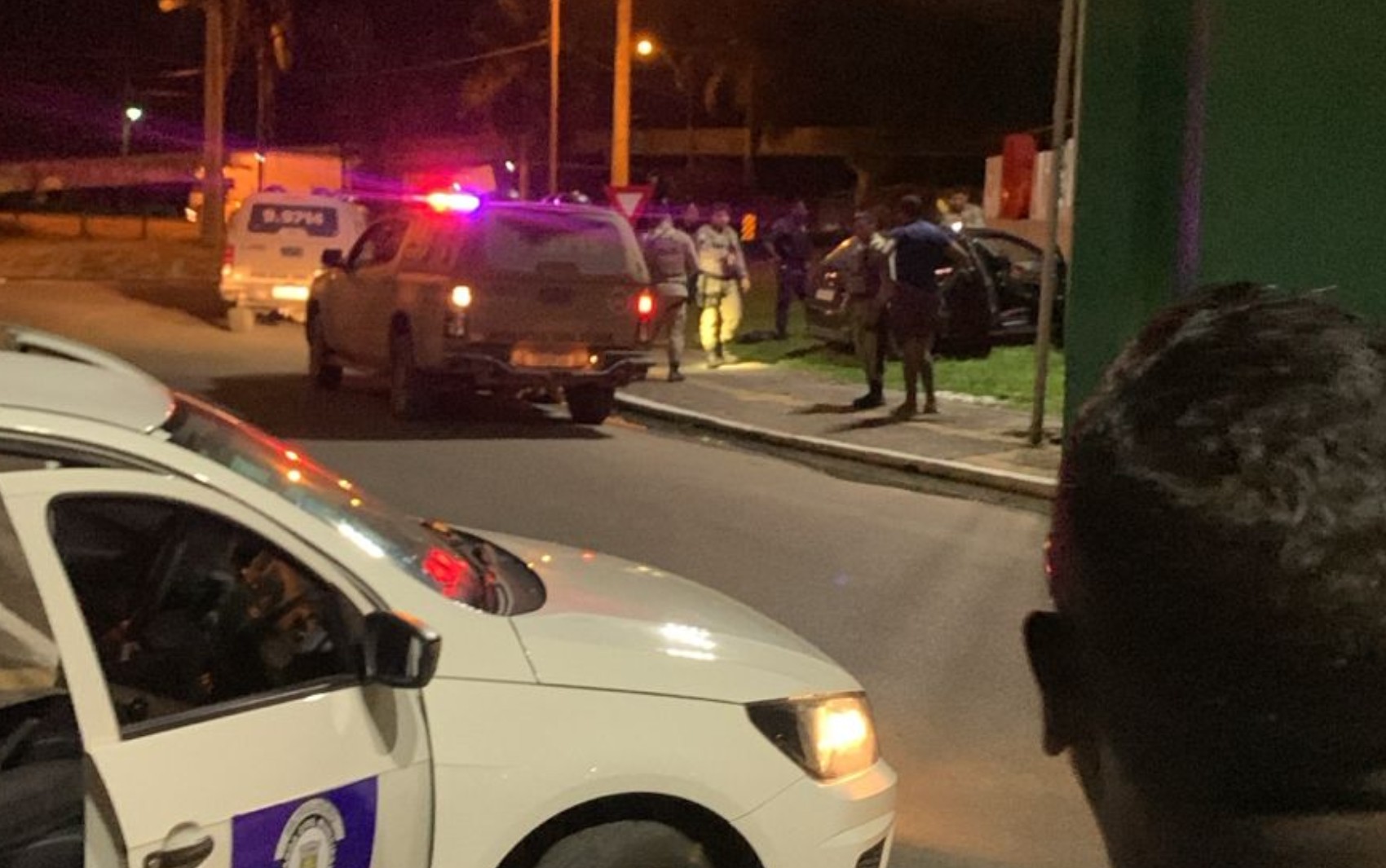 Dois homens são perseguidos e baleados após roubarem carro no interior da Bahia