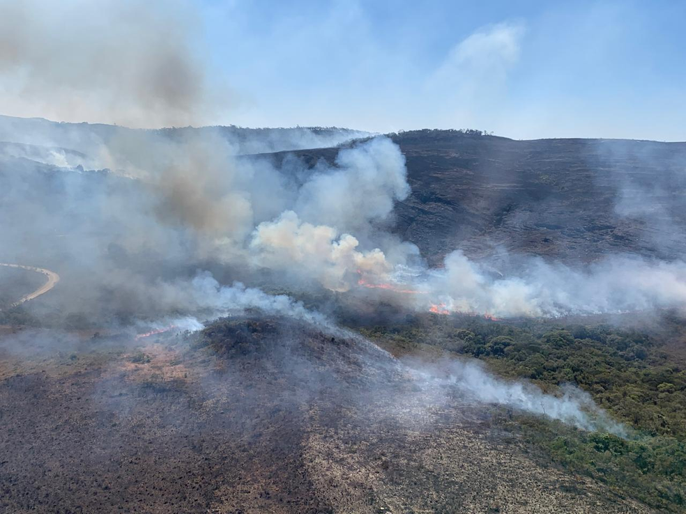 Chamas na Serra do Cipó no início da tarde desta segunda-feira (19) — Foto: Raquel Freitas/TV Globo