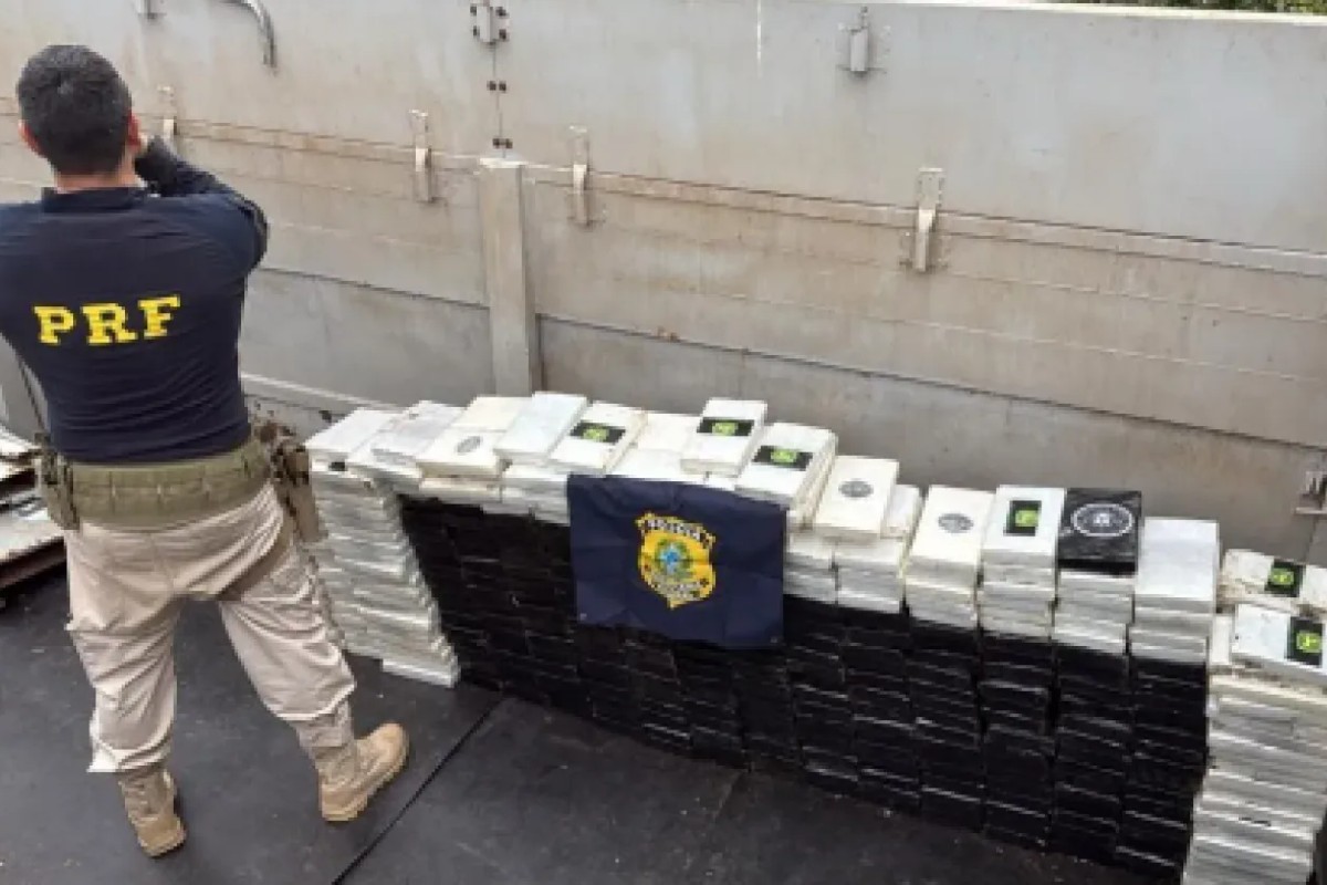 Pai e filho são presos com 420 kg de cocaína em carreta em Ponta Porã (MS)