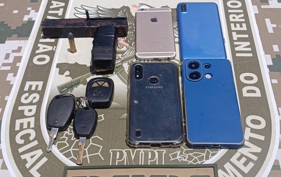 Suspeitos de roubo de carro na Zona Sul de Teresina estavam com arma de fogo caseira e cinco celulares — Foto: PM-PI