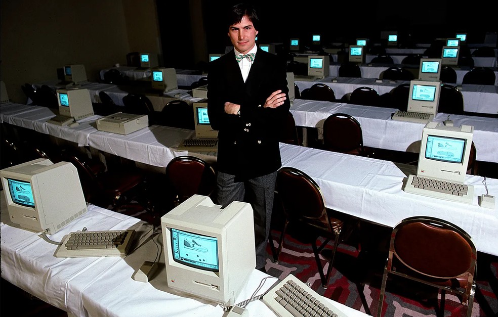 Steve Jobs queria que o Macintosh fosse um computador pessoal acessível, usado por qualquer pessoa — Foto: Getty Images via BBC