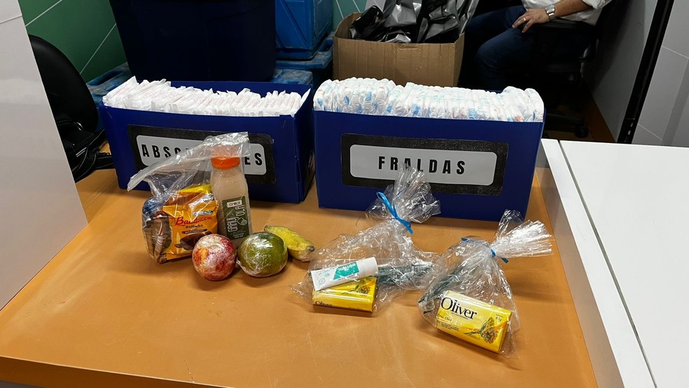 Brasileiros deportados recebem alimentação e produtos de higiene. — Foto: Isaac Macedo/ Sistema Verdes Mares (SVM)