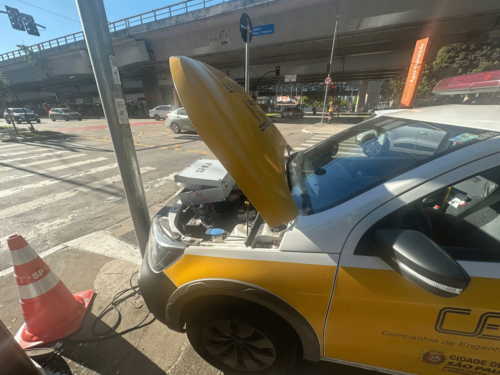 CET usa bateria de viatura para ligar semáforos sem energia após vendaval em SP