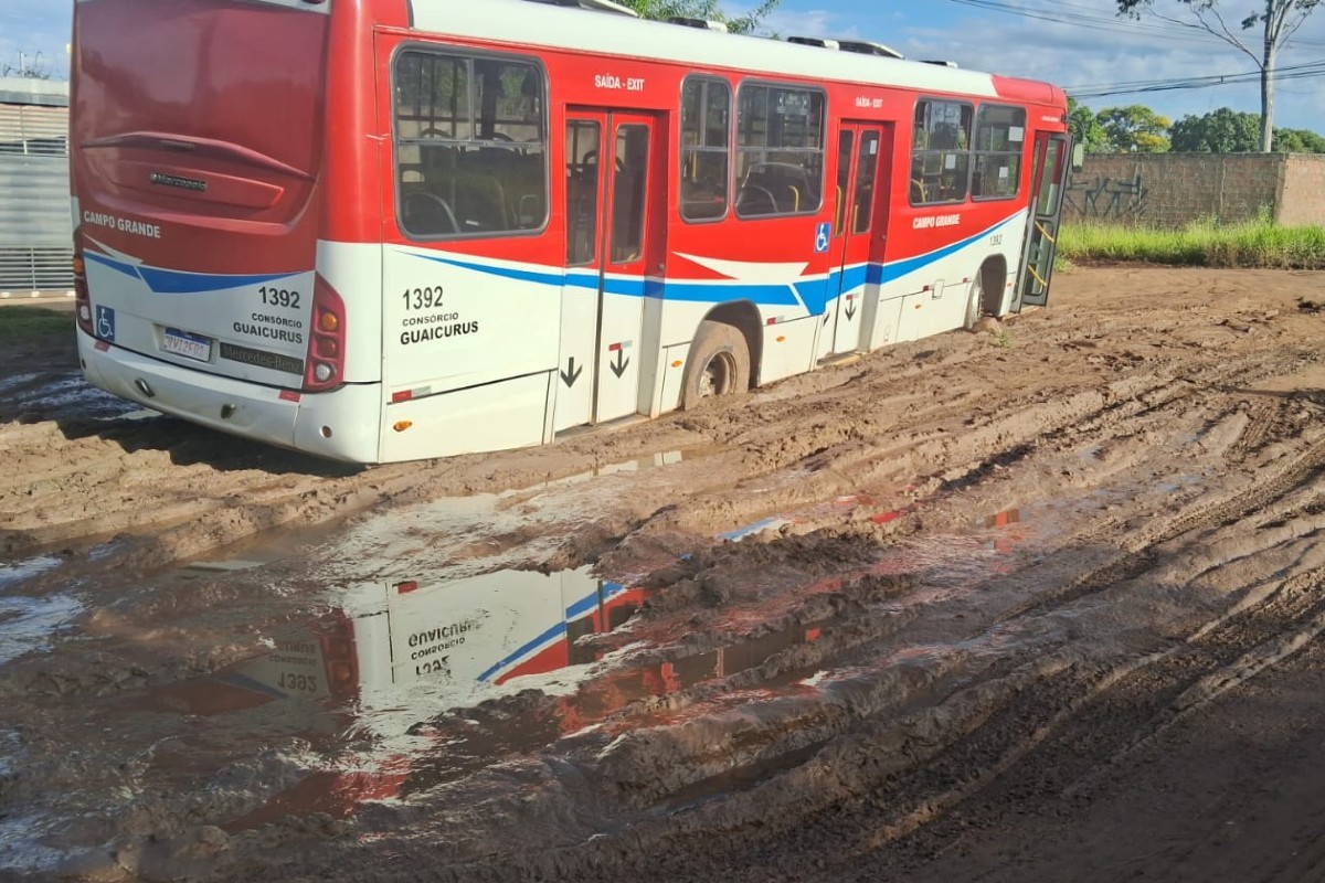 Rua sem asfalto vira lamaçal e ônibus atola em bairro de Campo Grande; veja vídeo