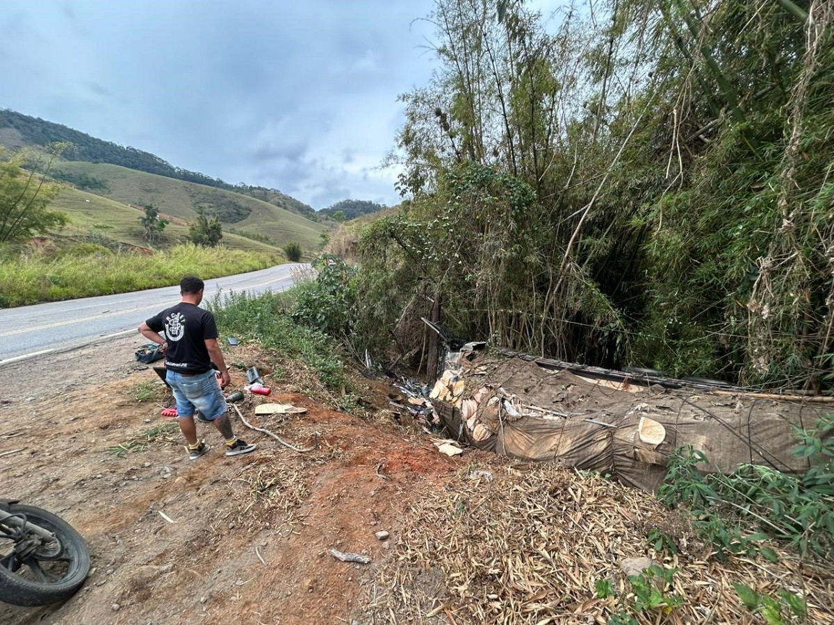 Caminhão tomba em curva, desce ribanceira e deixa motorista ferido na MG-353