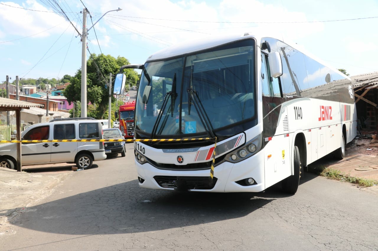 Pai e filha de 5 anos morrem após serem atropelados por ônibus em Sapucaia do Sul