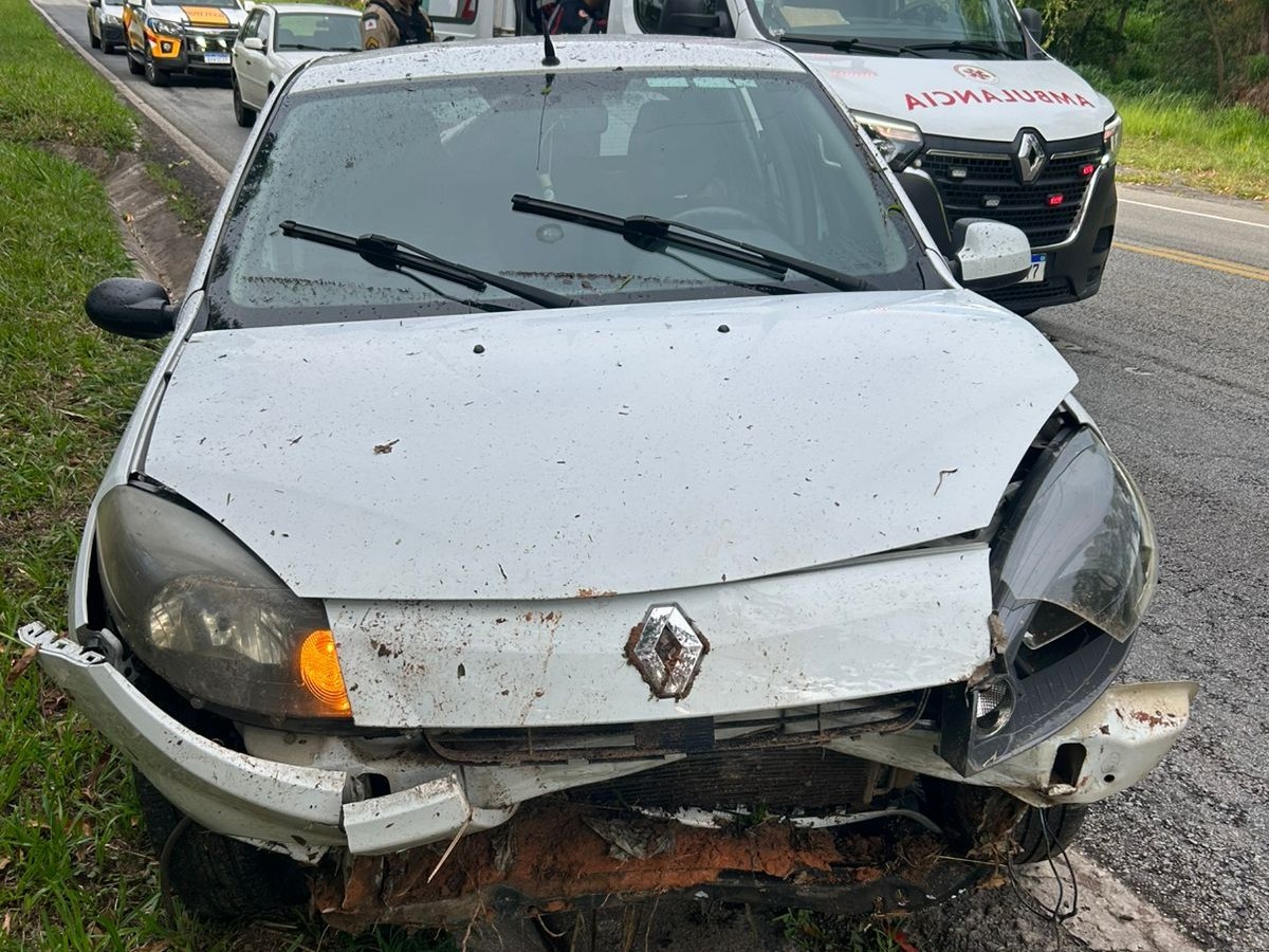 Aquaplanagem causa acidente de carro com cinco pessoas feridas na MG-050, em São Sebastião do Oeste