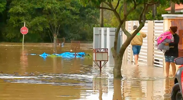 Temporal provoca destruição e cidades decretam emergência no Rio Grande do Sul