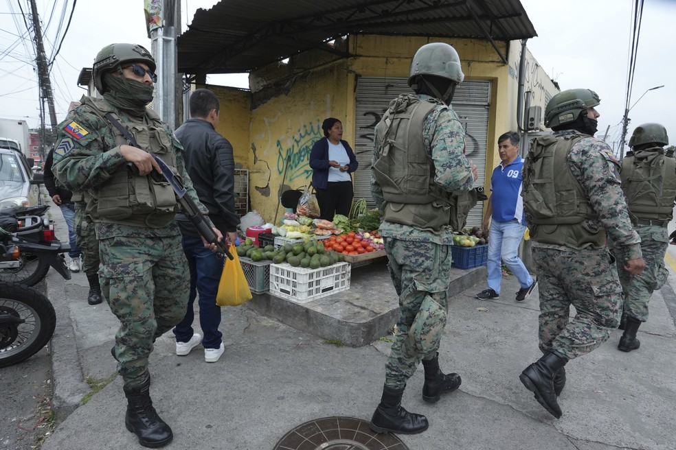 Soldados patrulham entorno de presídio em Quito após governo decretar "estado de conflito interno" para combater facções criminosas — Foto: Dolores Ochoa/AP