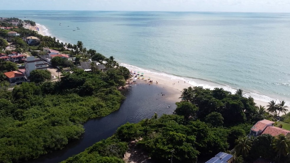 Encontro do rio com o mar em Jacumã, praia de Conde — Foto: TV Cabo Branco/Reprodução
