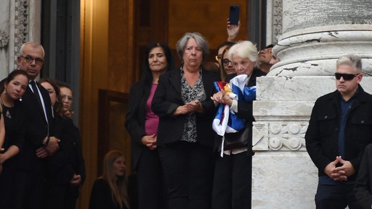 Funeral de Mujica termina com viúva abraçando bandeiras que cobriam o caixão