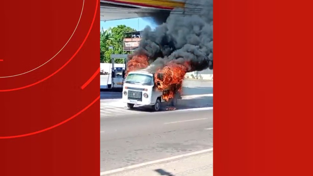 Vídeo mostra Kombi em chamas ao lado de bombas de combustível no interior do Amazonas