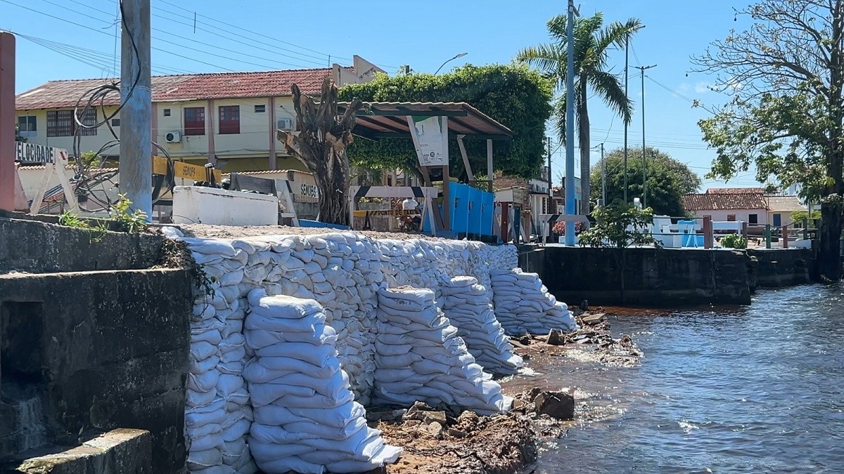 Prefeitura faz contenção provisória para evitar avanço da erosão em Terra Santa, no Pará