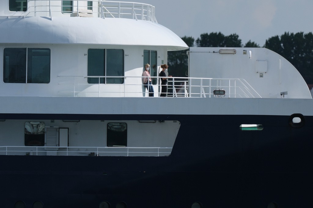 Navio de cruzeiro atingido por hantavírus atraca na Holanda