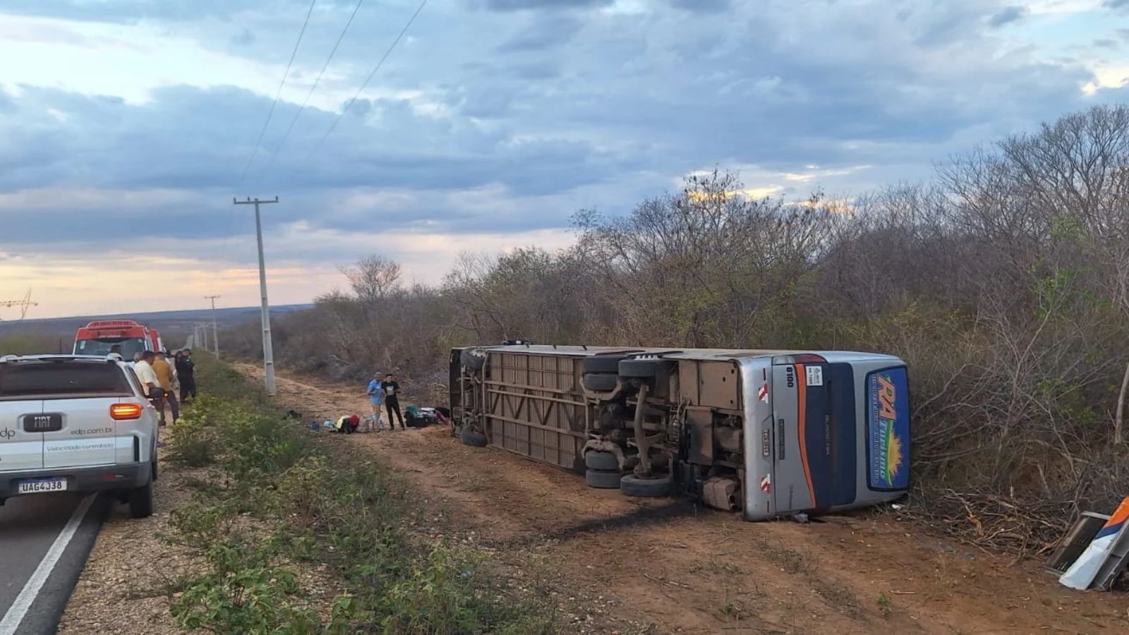 Ônibus com 10 pessoas tomba na PI-141 e deixa pessoa ferida no PI