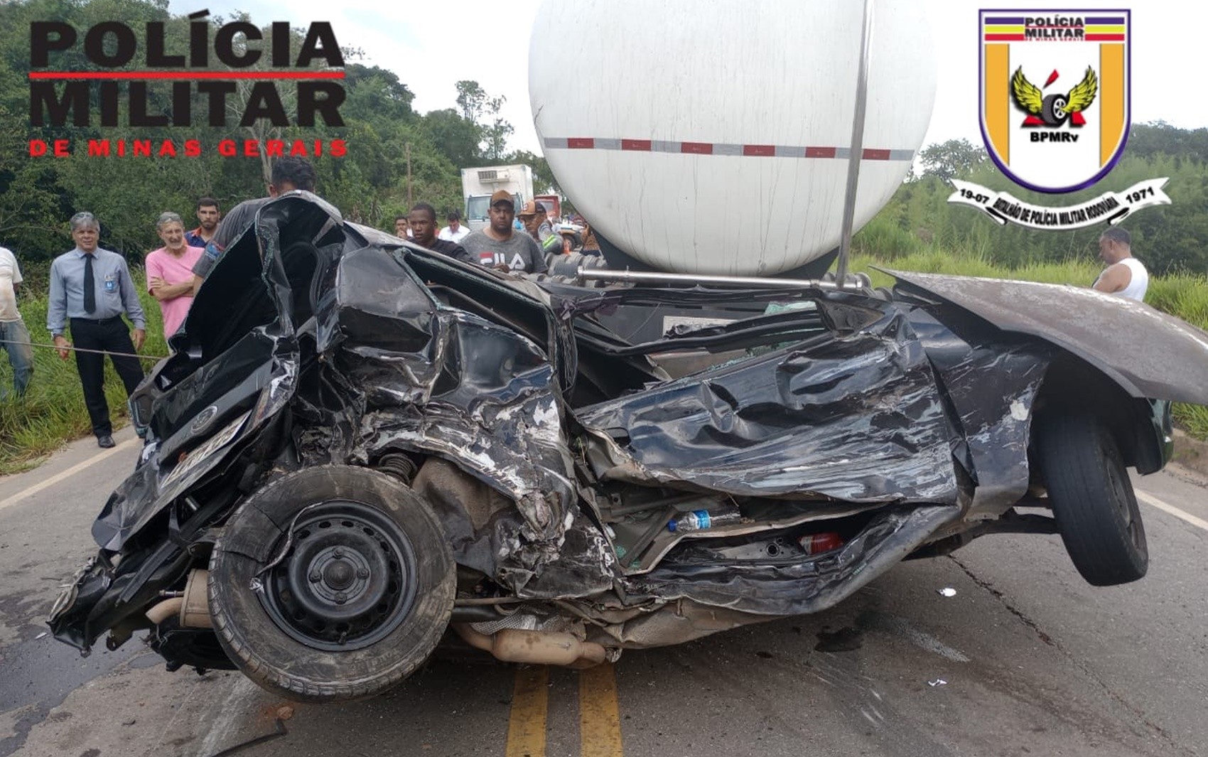 Mãe e filho ficam feridos após carro ser atingido por carreta na MGC-383, em Soledade de Minas, MG