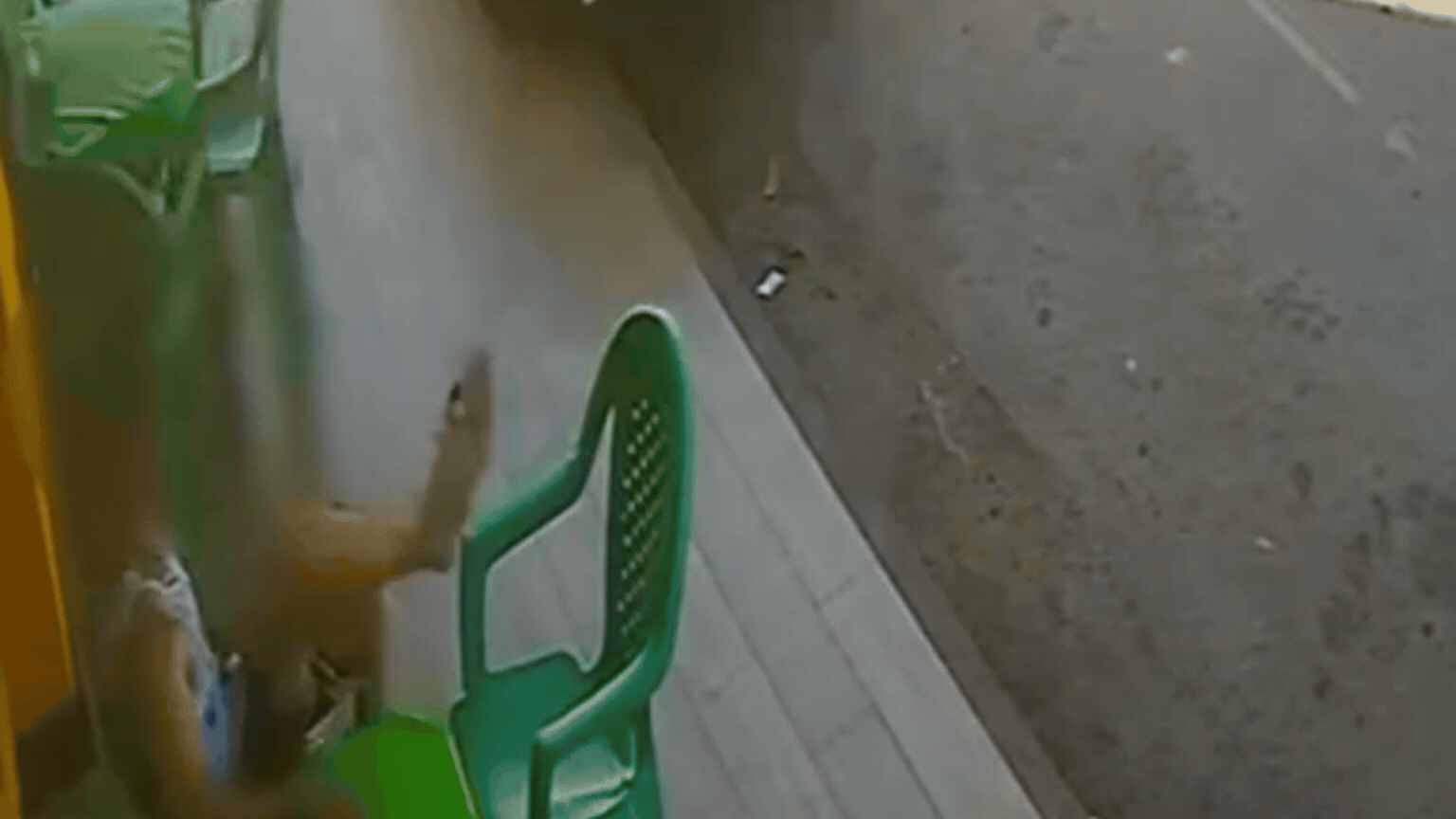 VÍDEO: Motorista confunde freio com acelerador e barreira em calçada evita que carro atinja pedestres em MG