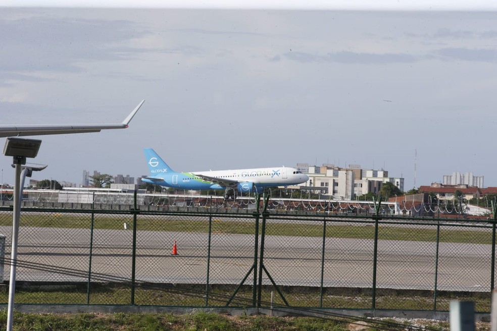 Voo com deportados brasileiros dos Estados Unidos pousa em Fortaleza. — Foto: Kid Kunior/Sistema Verdes Mares