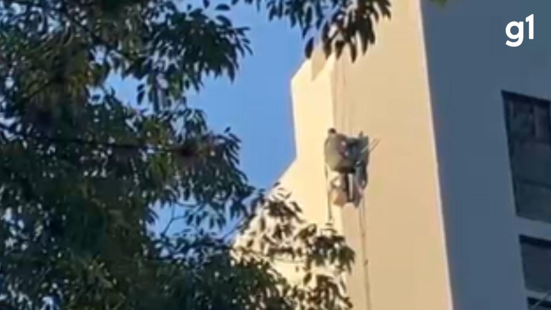 Pintor fica preso a cerca de 30 metros de altura e é resgatado pelos bombeiros na Serra Gaúcha