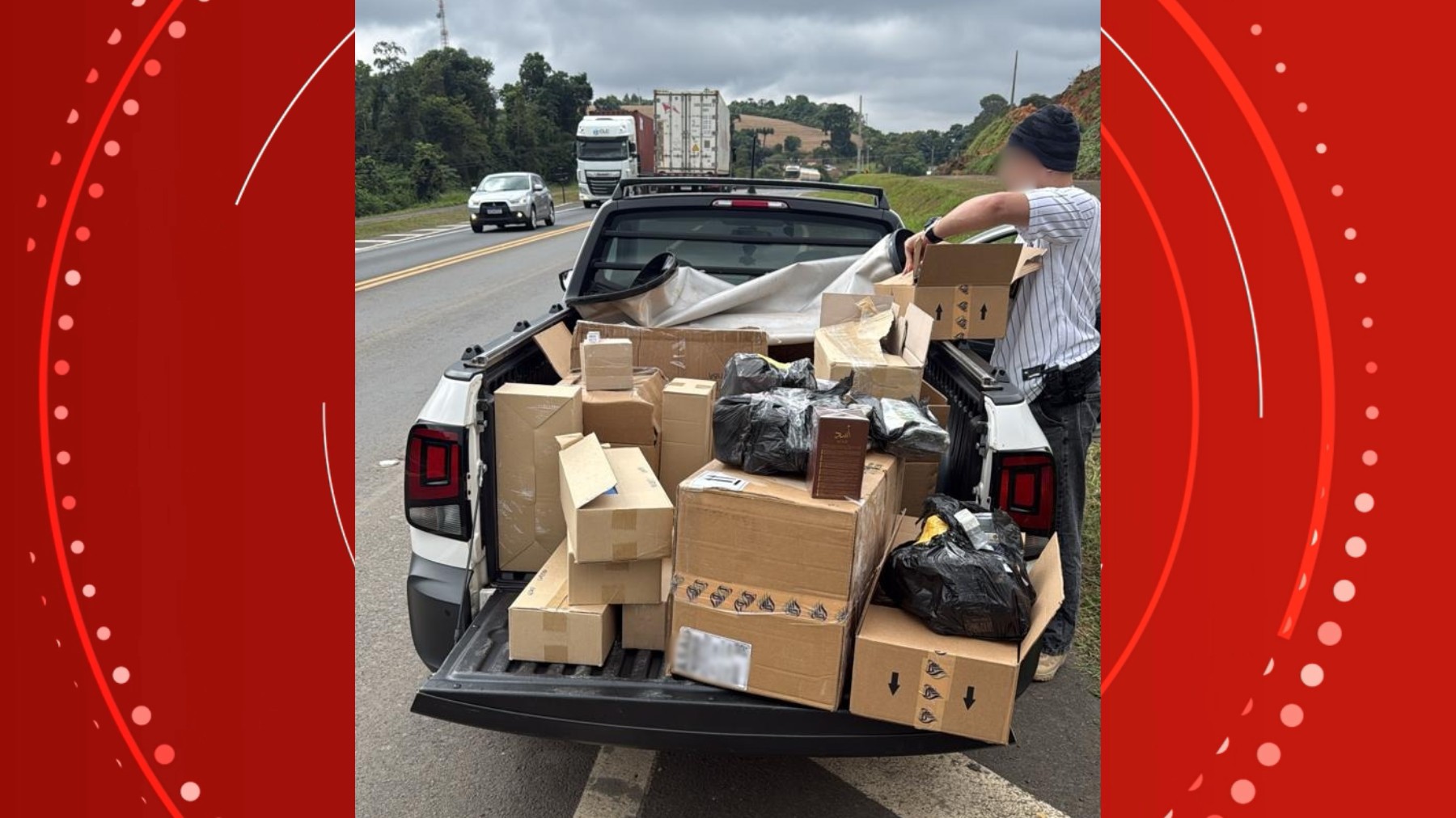 Agentes desconfiam de veículos viajando juntos e descobrem esquema de contrabando com 'batedores' usando internet por satélite, no PR