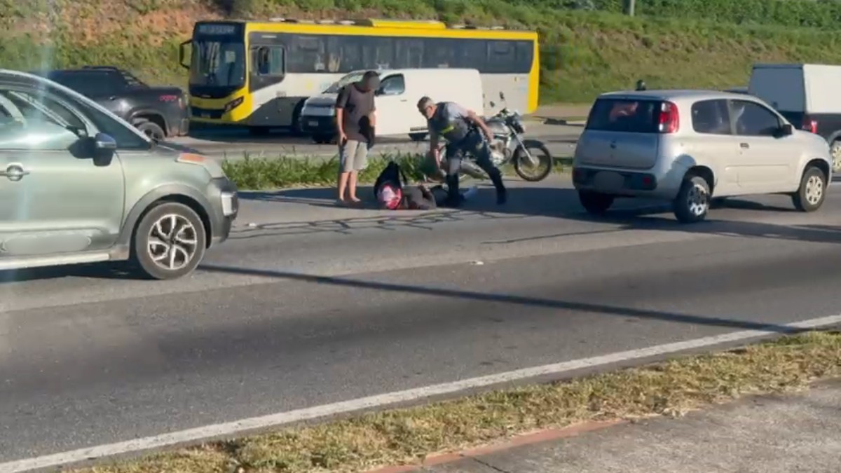 Acidente entre moto e carro deixa trânsito lento na SP-264 em Votorantim