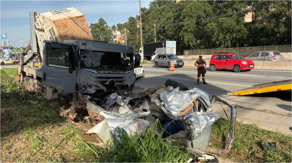 Carro ficou completamente destruído após bater em caminhão com caçambas — Foto: Ana Coutinho/TV Globo