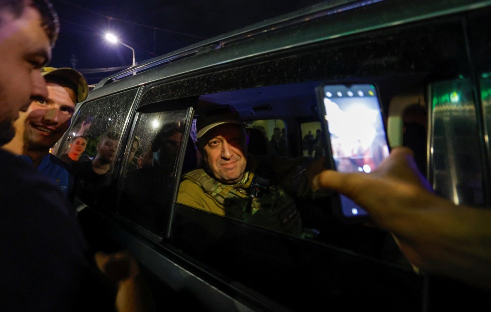 O l&iacute;der do grupo Wagner, Yevgeny Prigozhin, deixa a cidade de Rostov depois de acordo com o governo russo para conter rebeli&atilde;o, em 24 de junho de 2023.  &mdash; Foto: Alexander Ermochenko/ Reuters