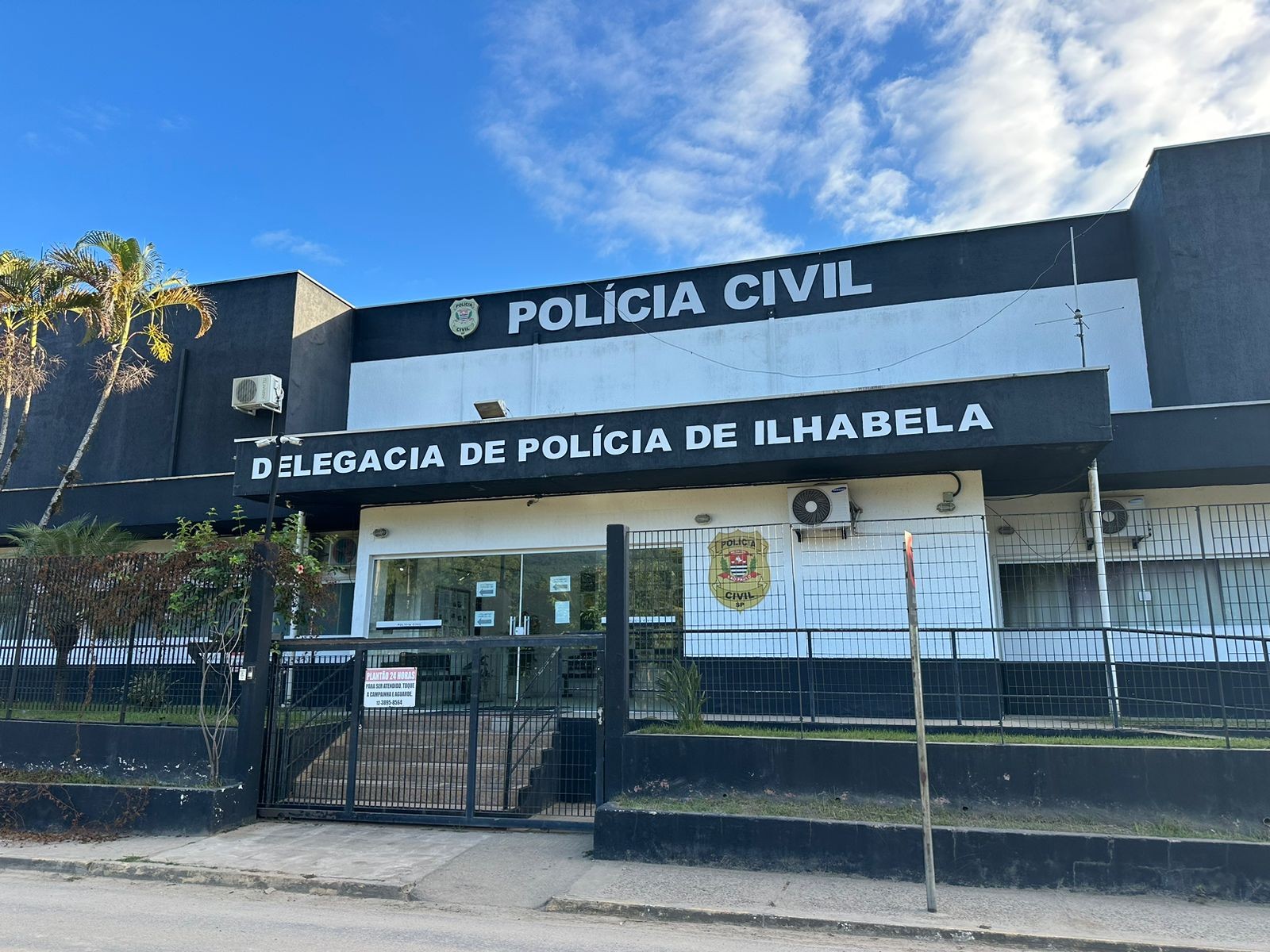 Mulher morre carbonizada após casa pegar fogo em Ilhabela