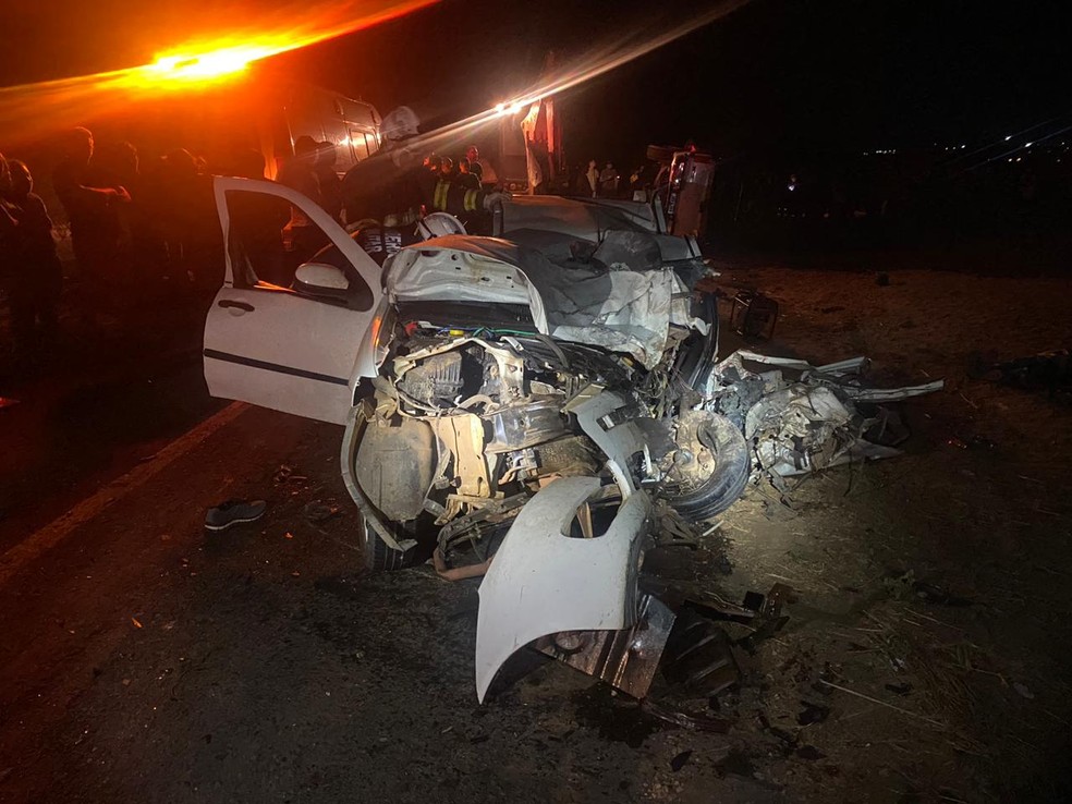 Carros envolvidos no acidente ficaram completamente destruídos — Foto: 17°BBM