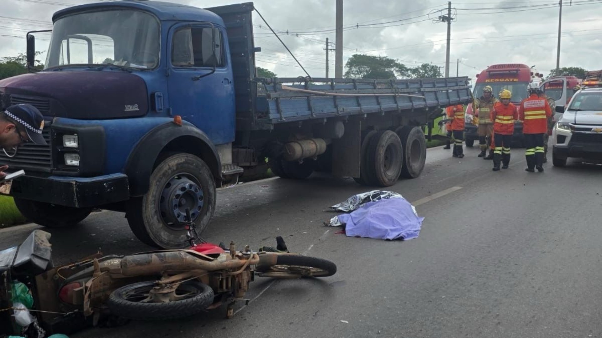 Motociclista morre após bater em caminhão na BR-070, no DF