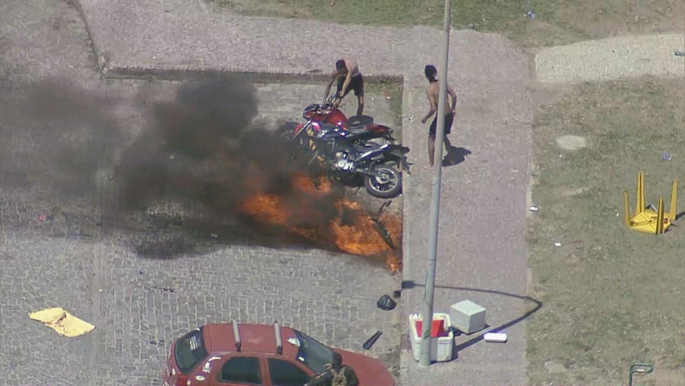 Motos incendiadas em confusão envolvendo torcedores do Peñarol na Zona Oeste do Rio — Foto: Reprodução/ TV Globo