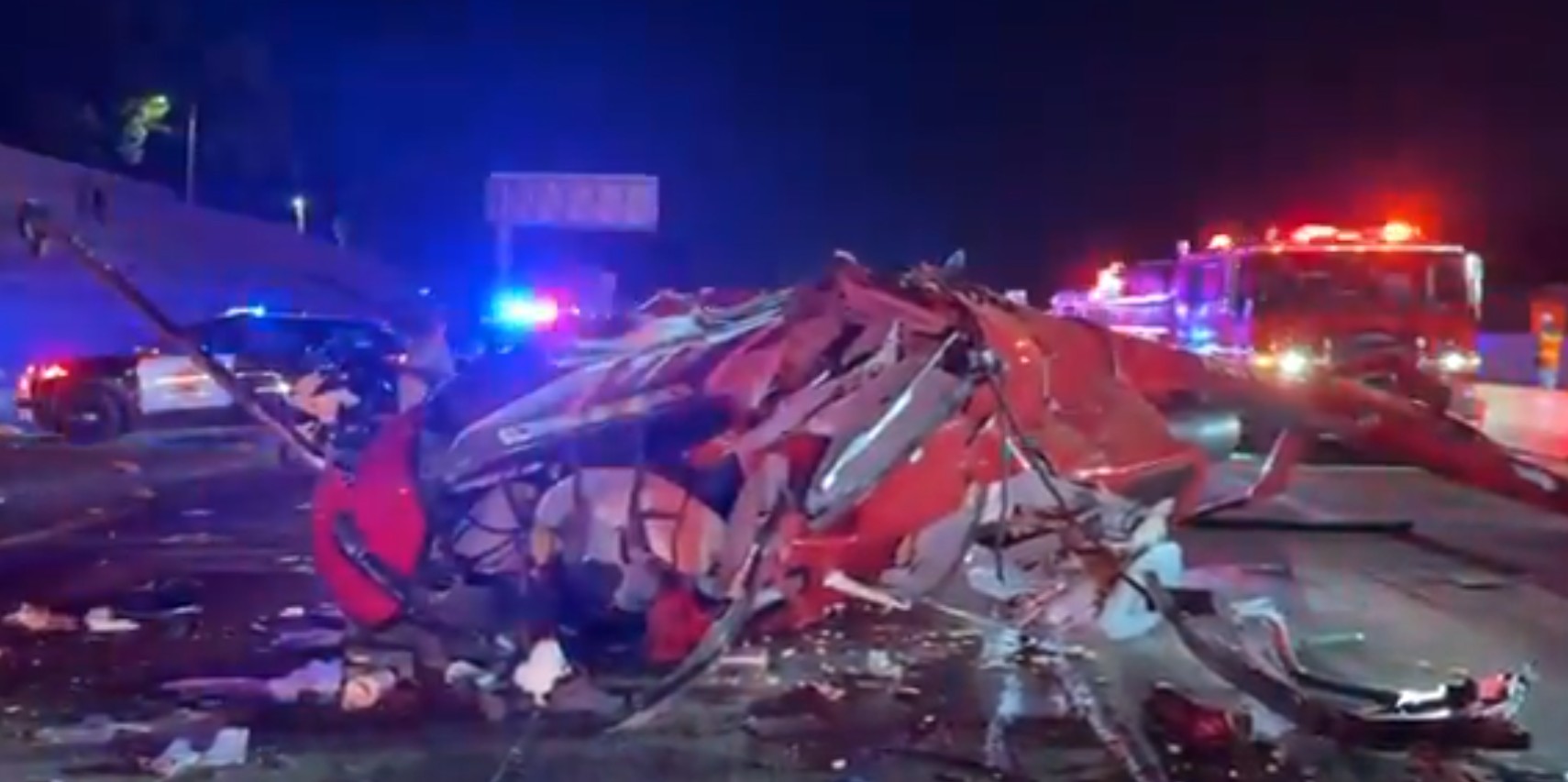 VÍDEO mostra momento em que helicóptero cai e capota ao lado de carros nos EUA