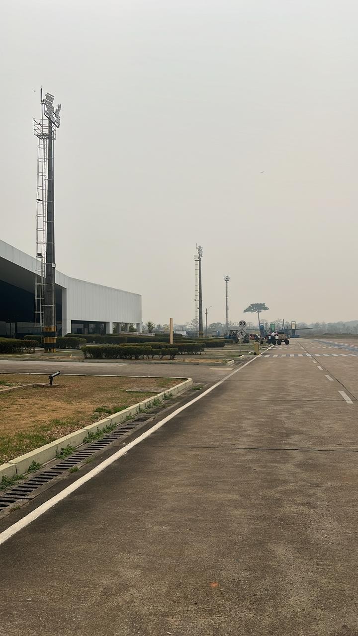 Com céu tomado por fumaça, aeroporto de Rio Branco opera voos apenas por instrumentos