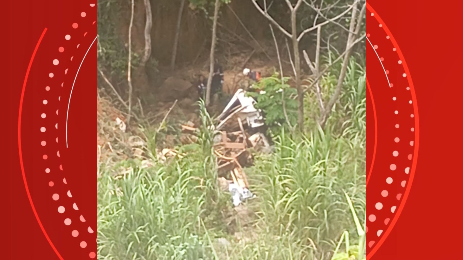 Duas pessoas morrem após caminhão carregado com lajotas cair em ribanceira no ES; veja VÍDEO